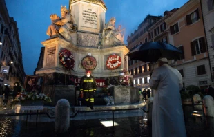 Pope Francis prays before the statue of the Immaculate Conception in Rome’s Piazza di Spagna Dec. 8, 2020. Vatican Media.