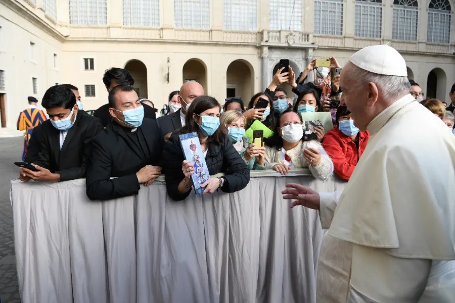 Pope Francis greets pilgrims wearing face masks at the general audience Sept. 30, 2020. ?w=200&h=150