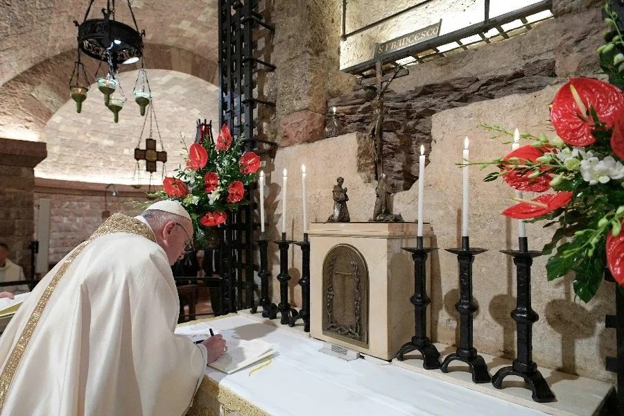 Pope Francis signs his new encyclical, Fratelli tutti, on the altar before the tomb of St. Francis of Assisi on Oct. 3, 2020. Photo ?w=200&h=150