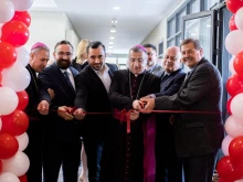 Chaldean Catholic Archbishop Bashar Warda (center), joined Alejandro Bermudez (far right), executive editor of the ACI Group and Catholic News Agency, and other dignitaries and staff members at a ceremony marking the launch of the Arabic-language news agency in Erbil, Iraq, on March 25, 2022.