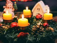 Christmas wreaths and candles / 