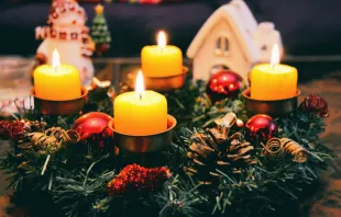 Christmas wreaths and candles /   Pixabay on Pexels