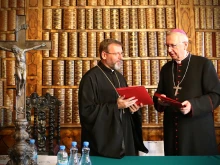 Major Archbishop Sviatoslav Shevchuk, head of the Ukrainian Greek Catholic Church, with Archbishop Stanisław Gądecki, president of the Polish bishops’ conference.