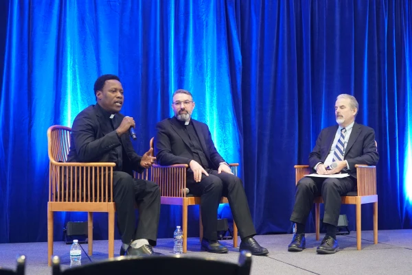 Father Atta Barkindo, Father Karam Shamasha, and photographer Stephen Rasche discuss persecution. Credit: Madalaine Elhabbal/CNA
