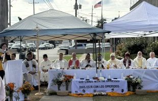 Scene from Nov. 1, 2025, Mass outside the Broadview facility near Chicago where immigration advocates allege federal authorities inhumanely treat detainees. Credit: Kathleen Murphy/CNA