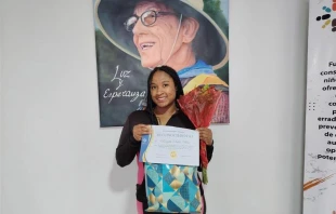 Gabby is the Ecuador program’s mother representative on the Innovation Fund proposal selection committee. Standing before a photo of Unbound’s late co-founder Bob Hentzen, she proudly holds the certificate of recognition awarded to her by Unbound for her participation and valuable contributions in the selection process. Credit: Photo courtesy of Unbound