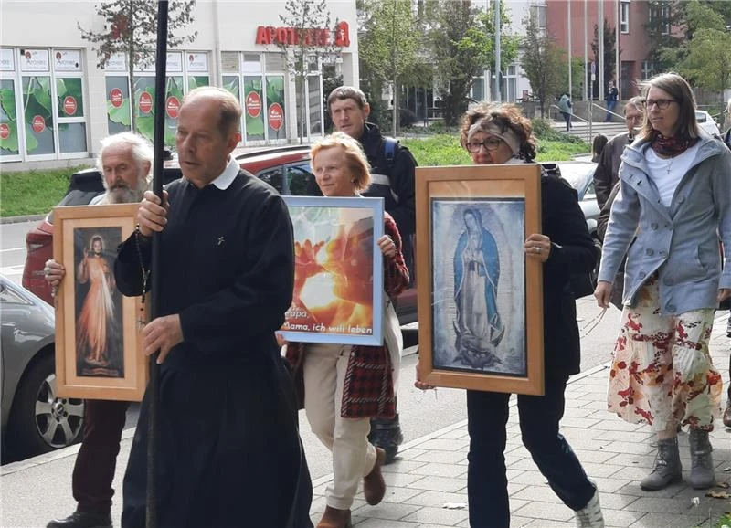 Pro-life advocates participate in a prayer procession in Regensburg, Germany.?w=200&h=150