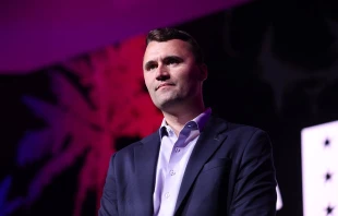 Charlie Kirk speaks with attendees at the 2025 Chapter Leadership Summit at the Tampa Convention Center in Tampa, Florida. Credit: Gage Skidmore, CC BY-SA 4.0, via Wikimedia Commons