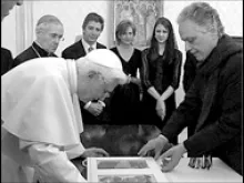 Pope Benedict looks over the Papyrus Bodmer, as Frank, Sally, and Elizabeth Hannah look on   (Photo - L'Osservatore Romano)
