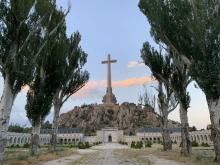 The cross in the Valley of the Fallen is erected over a granite outcrop, 150 meters over the basilica.