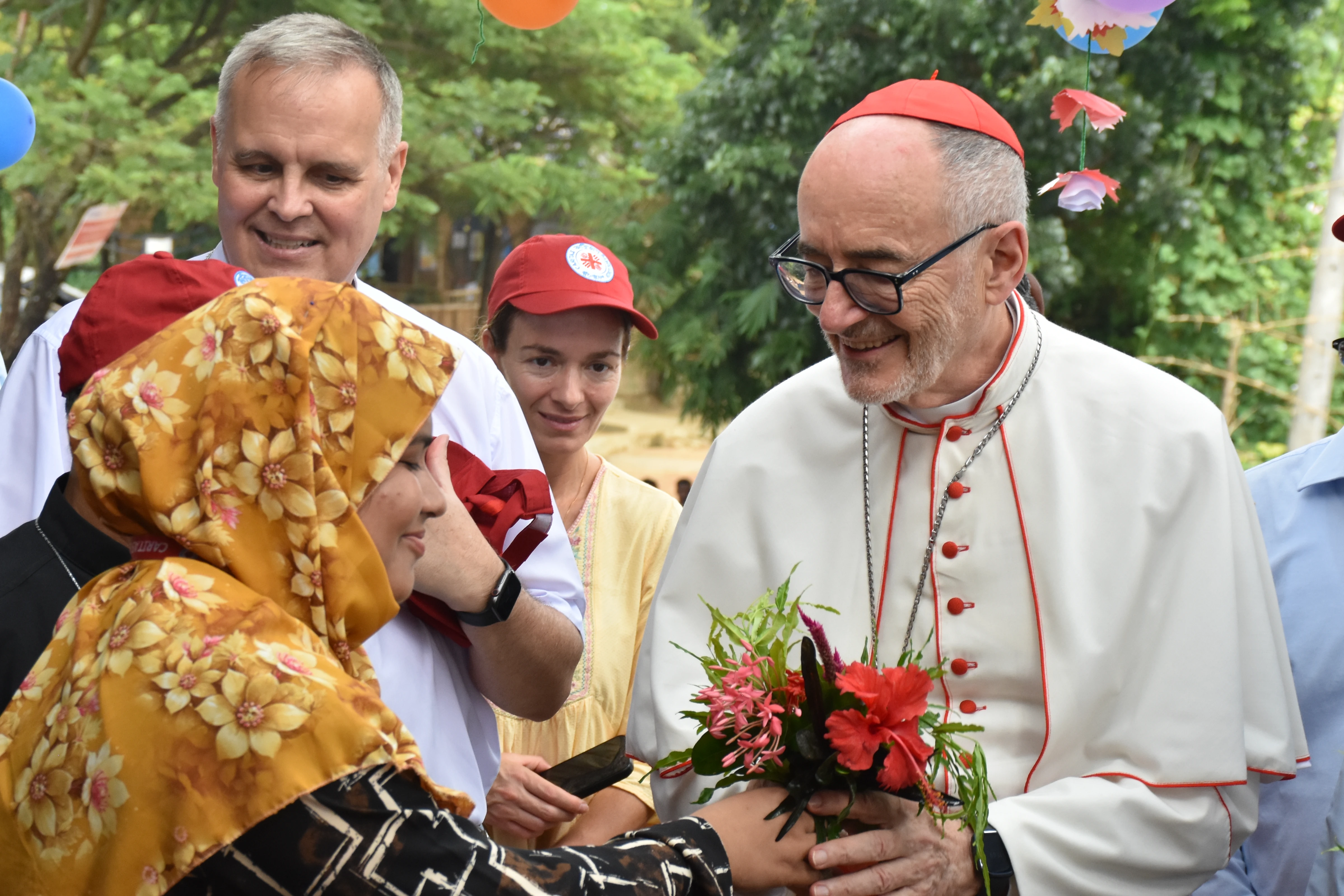 Cardinal Czerny brings message of hope to Rohingya in Bangladesh