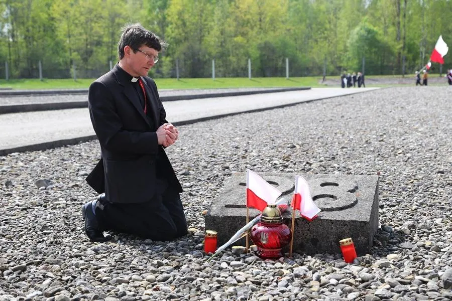 National pilgrimage of the Polish clergy to Dachau on the 70th anniversary of the liberation of the camp in 2015. / EpiskopatNews