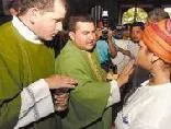Fr. Conde denying communion to one of the abortion supporters (photo: La Prensa)?w=200&h=150