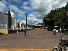 The flags of the Sandinista dictatorship in front of the Matagalpa Cathedral.
