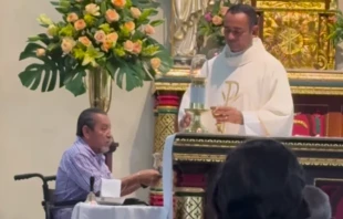 Acolyte Reynaldo José Osorio Muñoz doesn’t let his age or disability interfere with his desire to serve God at the altar of his parish in Colombia. Credit: Marcos Cobos