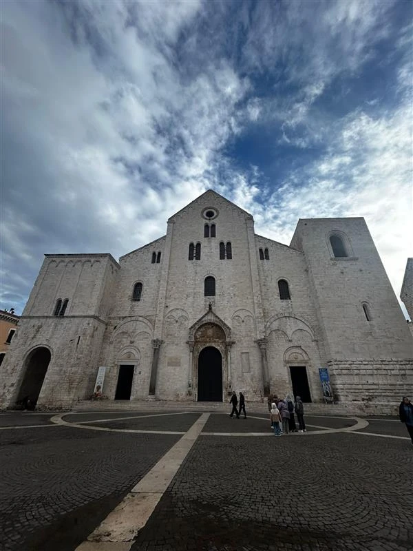 On the feast of St. Nicholas, the Pontifical Basilica of St. Nicholas in Bari opened at 4 a.m. and at 5 a.m., the first Mass was celebrated, followed by five more Masses throughout the morning. Credit: Veronica Giacometti/ACI Stampa.