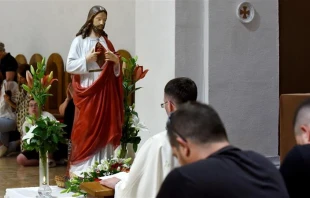 Faithful pray before a statue of the Sacred Heart of Jesus during Croatia’s consecration ceremony on June 27, 2025, as the nation dedicated itself anew to Christ’s divine love following the tradition established by their ancestors at the Church of Our Miraculous Lady of Sinj. Credit: Petar Malbaša/Laudato TV