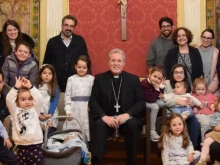 Some members of the Campomar Hernando family with Archbishop Mario Iceta Gavicagogeascoa of Burgos.