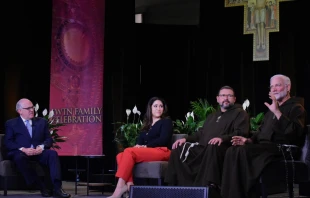 Parents with children. Catherine Scott via Wikimedia Commons (CC by-SA 2.0).