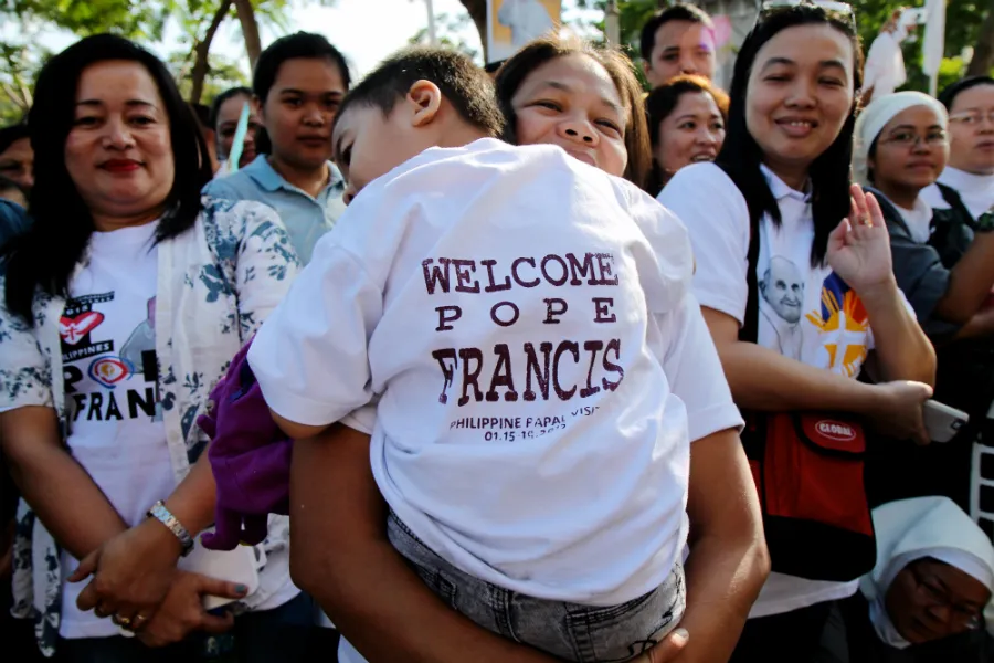 Crowds outside the Manila cathedral, where Pope Francis said Mass Jan. 16, 2015. ?w=200&h=150