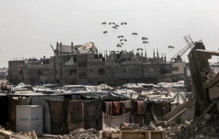 A plane drops food aid over Rafah, in southern Gaza, in August 2025. Credit: Anas-Mohammed/Shutterstock