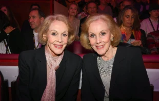 Alice Kessler and Ellen Kessler attend the Circus Krone Christmas Premiere at Circus Krone on Dec. 25, 2022, in Munich, Germany. The twin sisters ended their lives by assisted suicide at their home in Grünwald, close to Munich, on Monday, Nov. 17, 2025. Credit: Hannes Magerstaedt/Getty Images