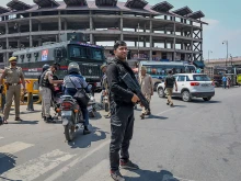 A policeman stands guard at a checkpoint along a street in Srinagar on May 1, 2025. Indian Prime Minister Narendra Modi has given the military “operational freedom” to respond to a deadly attack in Kashmir that New Delhi has blamed on arch-rival Pakistan, a senior government said on April 29.