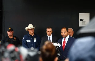 Dallas Mayor Eric Johnson (right) speaks during a press conference following a shooting at a U.S. Immigration and Customs Enforcement (ICE) detention facility in Dallas on Sept. 24, 2025. A detainee was killed and two were wounded in a sniper attack Wednesday on an ICE facility in Dallas, officials said. Credit: ARIC BECKER/AFP via Getty Images