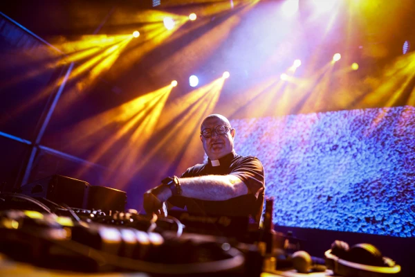 Guilherme Peixoto, padre e DJ, durante apresentação em Coimbra, Portugal, em 4 de julho de 2024. Crédito: Felipe Amorim/Getty Images