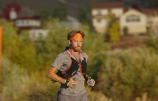 Jonathan Kuplack takes part in “The Mammoth,” a 214-mile race through the Eastern Sierras in California that he ran with the hope to inspire other men across the country. Credit: Jacob Schmiedicke