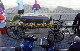 The coffin of Cardinal Josef Beran is carried by a horse-drawn carriage toward St. Vitus Cathedral in Prague on April 21, 2018. The cardinal’s remains were repatriated to his homeland 49 years after his death in exile in Rome. Credit: PetrS./Wikimedia (CC BY-SA 4.0)