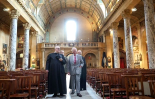 Britain’s King Charles III (right); Oratorian Father Ignatius Harrison (left); Daniel Joyce (back left), Newman archivist and librarian, Birmingham Oratory; and Father Anton Guziel (back right) walk during a tour of The Oratory of St. Philip Neri on Sept. 3, 2025. Credit: CHRIS JACKSON/POOL/AFP via Getty Images