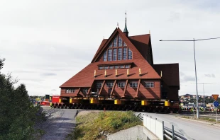 The Kiruna Church on the move in northern Sweden, Tuesday, Aug. 19, 2025. Credit: TorbjørnS/Wikimeda (CC BY 4.0)
