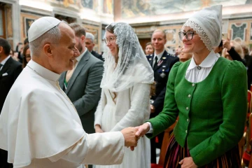 Latvians meet pope