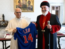 Mar Awa III presents a Chicago Cubs jersey to Pope Leo XIV on Oct. 27, 2025.