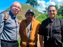 Luis Manuel Díaz, father of soccer player Luis Díaz (center), along with Francisco Ceballos, bishop of Riohacha (right), and Monsignor Héctor Henao, delegate for Church-state relations, who formed the humanitarian commission in charge of facilitating Díaz's release.