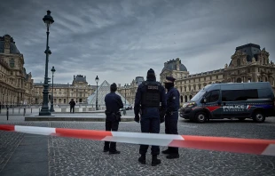 French Police officers seal off the entrance to the Louvre Museum after a jewelry heist on Oct. 19, 2025, in Paris. Credit: Kiran Ridley/Getty Images