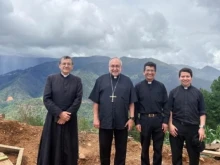 Archbishop Sanz Montes, with the Lumen Dei missionaries sent to the Diocese of Tlapa in Mexico.