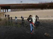 A group of migrants from South America crosses the Rio Bravo border between Mexico and the United States to request asylum.