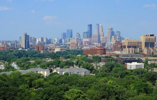 Skyline of Minneapolis. Credit: Michael Hicks, CC BY 2.0, via Wikimedia Commons