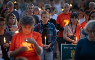 People attend a vigil at Lynnhurst Park to mourn the dead and pray for the wounded after a gunman opened fire on students at Annunciation Catholic School on Aug. 27, 2025, in Minneapolis. Credit: Scott Olson/Getty Images
