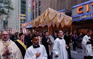 The sixth annual Eucharistic procession took place in New York City on Oct. 14, 2025, a day after a Nor’easter soaked the tristate area. Organizers praised God for holding back the rain during the event and for allowing the procession to take place peacefully in Time Square during the 5 p.m. rush hour without incident. Credit: Zach Fiedler/Napa Institute