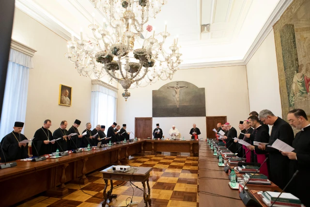 Pope Francis and the Metropolitan bishops and the members of the Synod of the Ukrainian Greek Catholic Church, Apostolic Palace, Sala Bologna, July 5, 2019 - credit Vatican Media / ACI Group
