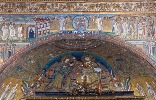 A gentle cascade of white rose petals falls from the ceiling of the Basilica of St. Mary Major on Aug. 5, 2025, the feast of the dedication of the basilica, evoking “the miracle of the snow” said to have taken place nearly 17 centuries ago. Credit: Daniel Ibañez/CNA