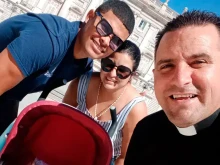 Father Bladimir Navarro with a Cuban couple aided by Cobijo