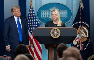 President Donald Trump holds a press conference with Attorney General Pam Bondi and Deputy Attorney General Todd Blanche in the James S. Brady Press Briefing Room on Friday, June 27, 2025. Credit: Official White House Photo by Abe McNatt/The White House, Public domain, via Wikimedia Commons