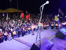 Javier del Río Alba, archbishop of Arequipa, with the youth at the 13th Youth Festival of Faith.