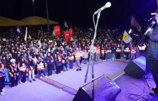 Javier del Río Alba, archbishop of Arequipa, with the youth at the 13th Youth Festival of Faith. Credit: Archdiocese of Arequipa