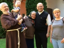 Ukrainian refugees at the house of the Capuchin friars in Slovakia with Brother Martin Azzopardi (second from the right).