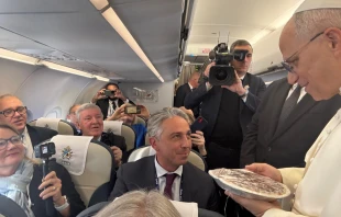 Pope Leo XIV receives a Thanksgiving pie on board the papal flight to Turkey, Thursday, Nov. 27, 2025. Credit: Photo courtesy of Claudio Lavanga